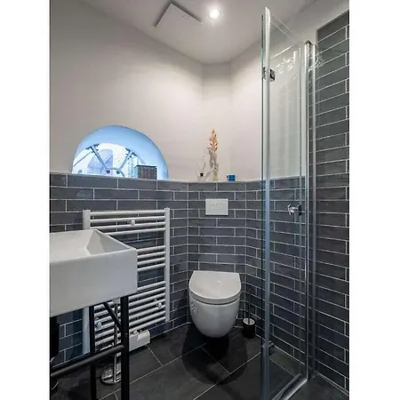 With 2 Bedrooms *